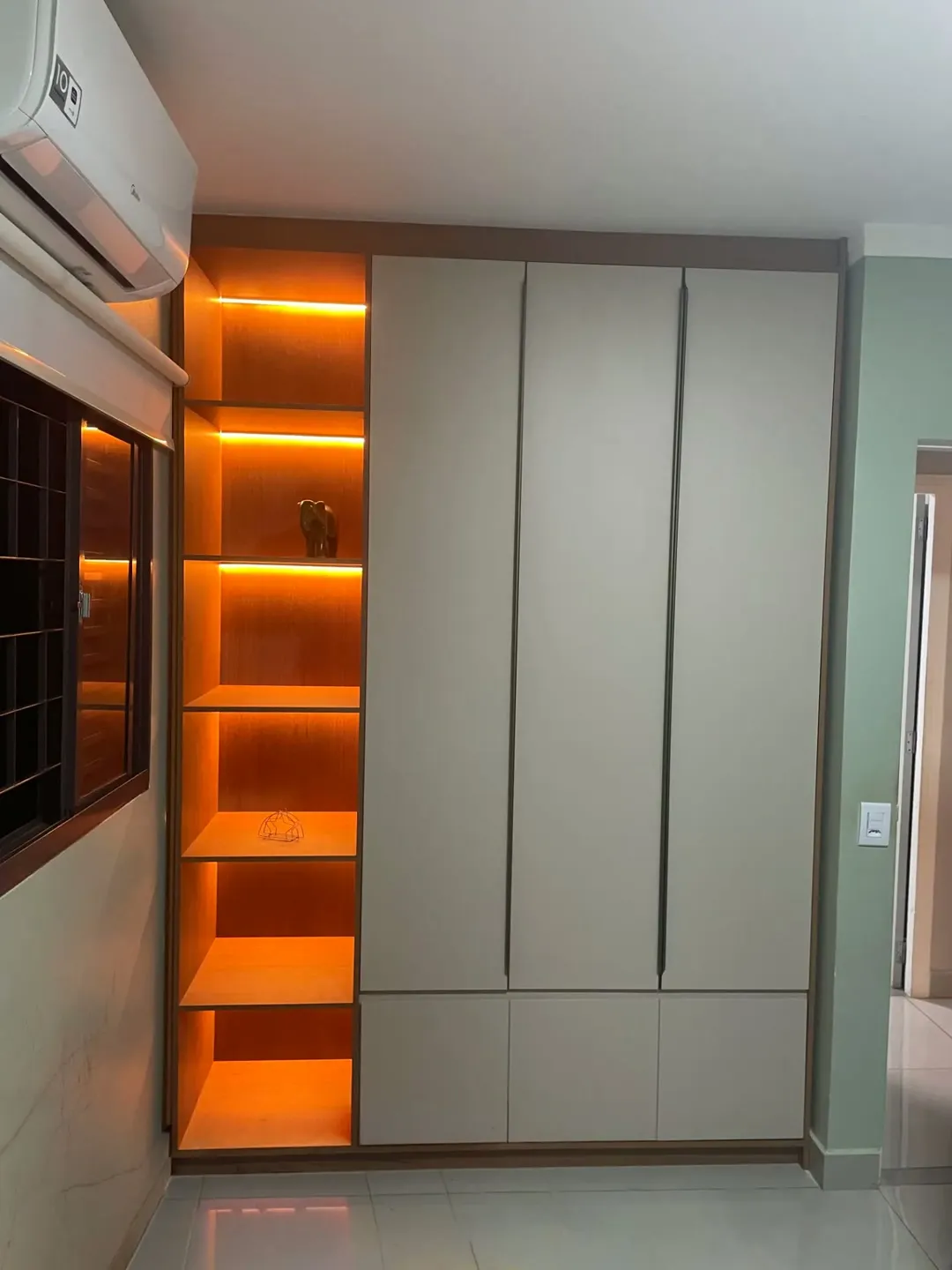 Guarda-roupa planejado sob medida com nichos iluminados em LED em Campo Grande